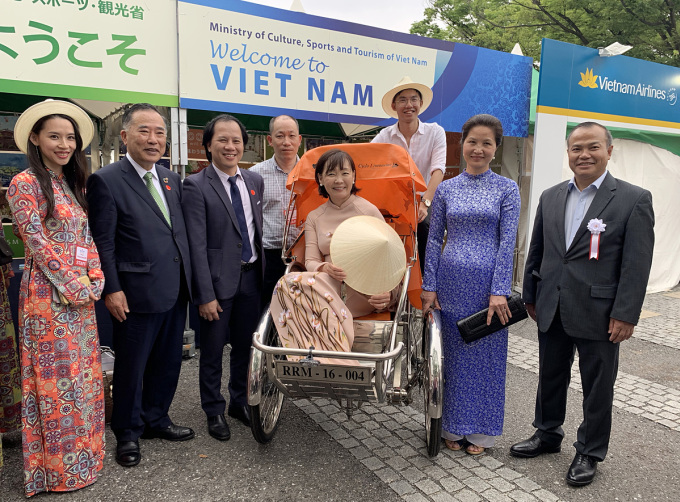 Vietnamese Ambassador promotes Vietnamese traditional long dress in Japan